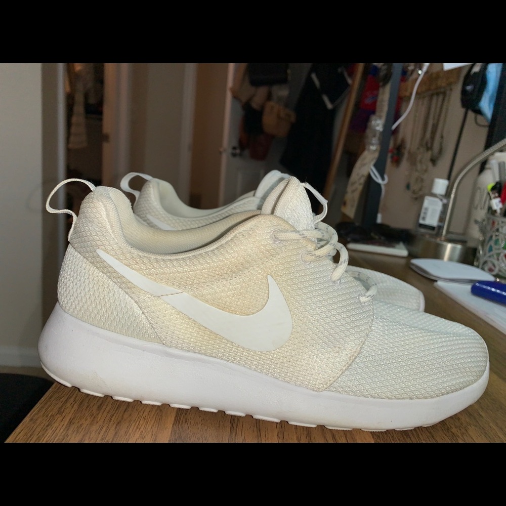 Women’s white 8.5 Nike roshe sneaker